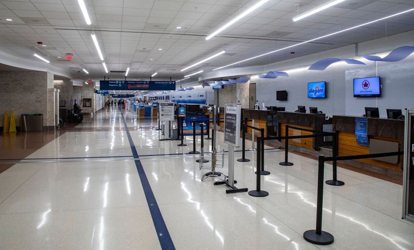 Os balcões de check-in no Aeroporto Internacional de Palm Beach estão praticamente vazios / Damon Higgins/The Palm Beach Daily News/USA TODAY Network