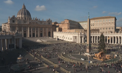Fiéis começam a se aglomerar na Praça de São Pedro, no Vaticano