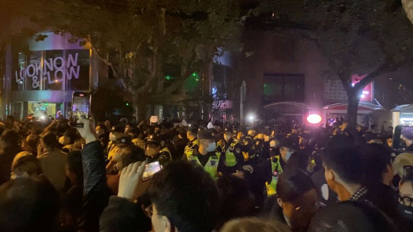 Protesto contra restrições relativas à Covid em Xangai / Eva Rammeloo/via REUTERS