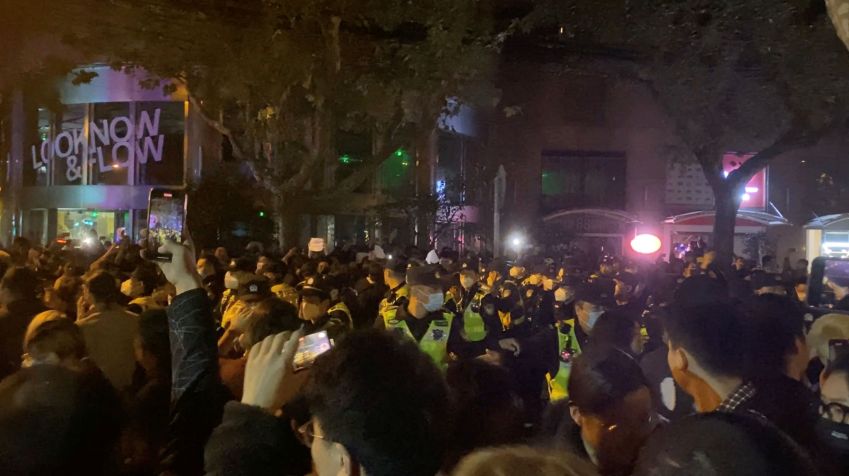 Protesto contra restrições relativas à Covid em Xangai / Eva Rammeloo/via REUTERS