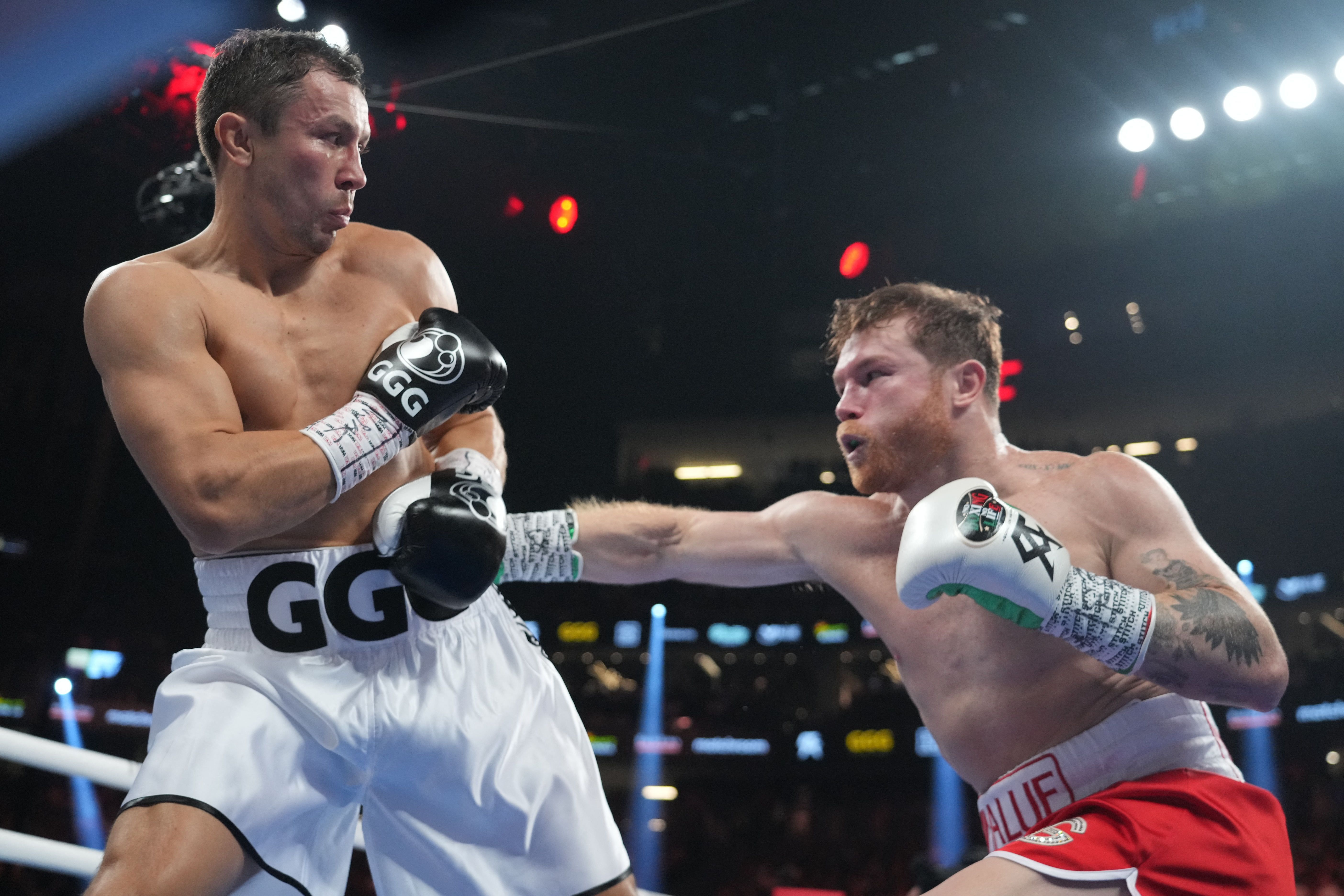 Canelo Álvarez (calção vermelho) em luta de boxe em Las Vegas, nos Estados Unidos