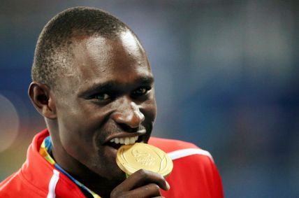 David Rudisha, co Quênia, posa para foto após conquistar medalha de ouro nos 800m na Olimpíada Rio 2016, no Rio de Janeiro