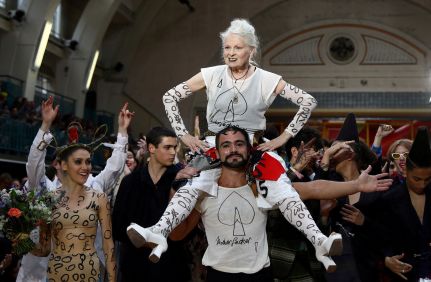 A estilista Vivienne Westwood é carregada após desfilar na London Fashion Week