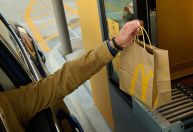 McDonald's recua no uso de inteligência artificial em pedidos no drive-thru