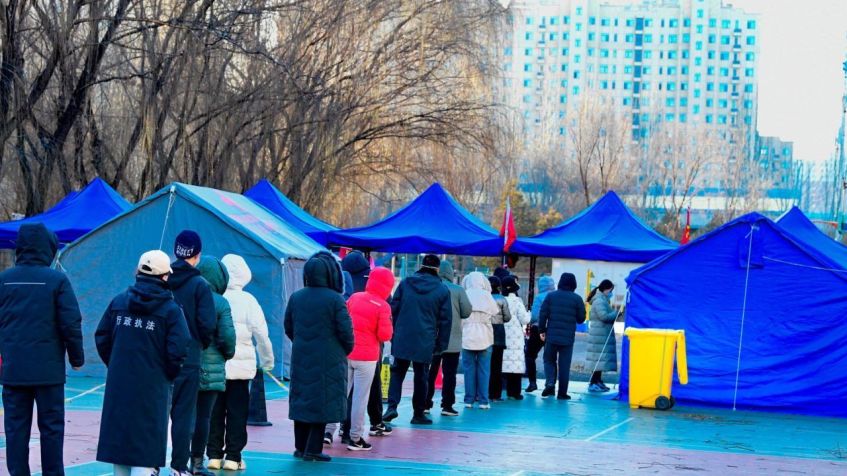 Moradores fazem fila para testes de Covid em Hohhot, Mongólia Interior, China, em 1º de dezembro. CFOTO/Future Publishing/Getty Images