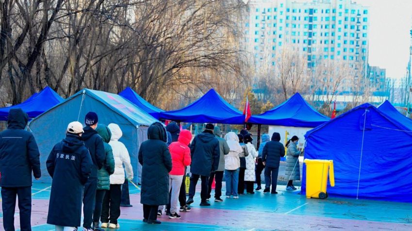 Moradores fazem fila para testes de Covid em Hohhot, Mongólia Interior, China, em 1º de dezembro. CFOTO/Future Publishing/Getty Images