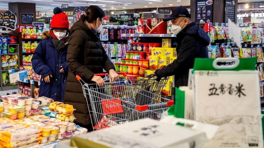 Pessoas fazendo compras em um supermercado em Urumqi, China, em 5 de dezembro. CNS/AFP/Getty Images