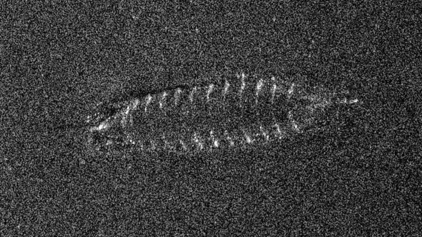 Os pesquisadores descobriram o naufrágio a uma profundidade de cerca de 1.350 pés (411 metros), identificando-o com imagens de sonar. A equipe pretende retornar em 2023 com um veículo operado remotamente para capturar imagens do local/ Reprodução/ NTNU