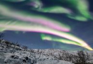 Aurora boreal super-rara com cores rosa e laranja aparece na Noruega; veja