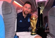 Messi e jogadores da Argentina postam foto com a taça a caminho de Buenos Aires