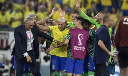 Após imitar pombo em comemoração, Tite nega desrespeito ao adversário