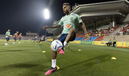 Treino da Seleção Brasileira tem Alex Sandro no gramado e Neymar de chinelo