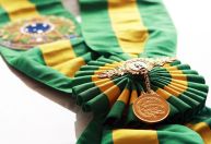 Fios bordados a ouro e diamantes: veja curiosidades sobre a faixa presidencial