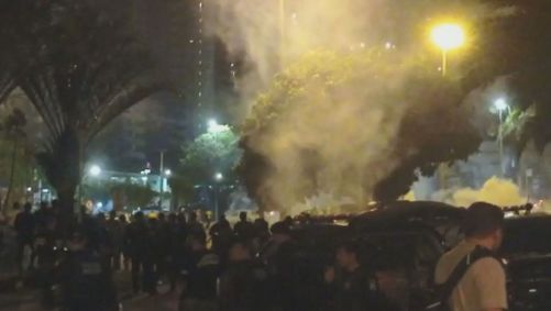 Manifestantes tentam invadir a sede da Polícia Federal em Brasília