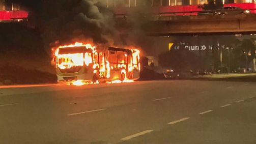 Manifestantes tentam invadir a sede da Polícia Federal em Brasília