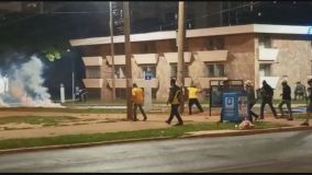 Manifestantes tentam invadir a sede da Polícia Federal em Brasília