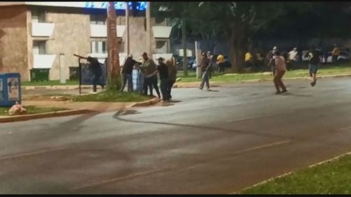 Manifestantes tentam invadir a sede da Polícia Federal em Brasília