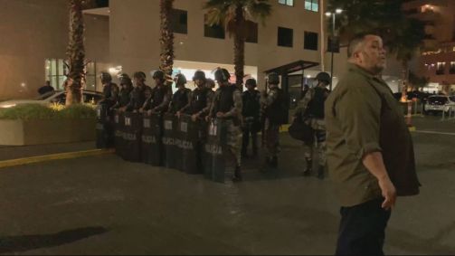 Manifestantes tentam invadir a sede da Polícia Federal em Brasília