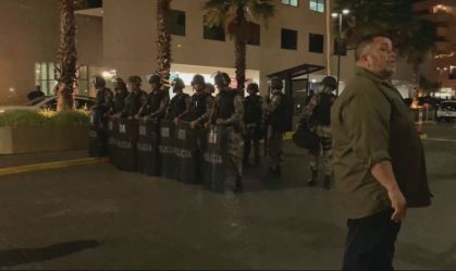 Manifestantes tentam invadir a sede da Polícia Federal em Brasília