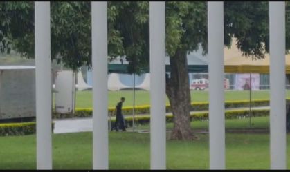 Tradicional cercadinho do presidente Jair Bolsonaro (PL) no Palácio da Alvorada, em Brasília, é desmontado