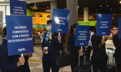 Greve de pilotos e comissários continuará nesta terça-feira, diz sindicato