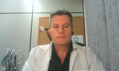 Mudança radical de política na China coloca milhões de idosos em risco, analisa infectologista