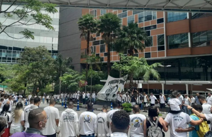 Torcida organizada no Santos em torno do Hospital Albert Einstein