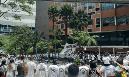 Organizada do Santos se reúne no Hospital Albert Einstein em apoio a Pelé