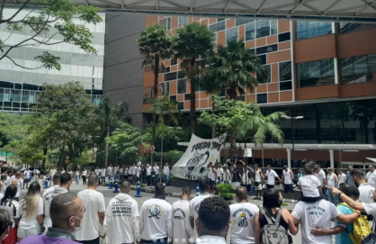 Torcida organizada no Santos em torno do Hospital Albert Einstein