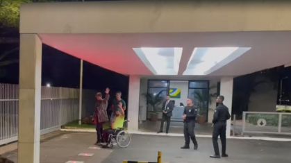 Vídeo mostra o momento em que o bloqueiro Oswaldo Eustáquio chega ao Palácio da Alvorada