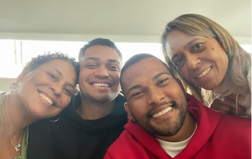 Kely Nascimento publica foto com os netos de Pelé
