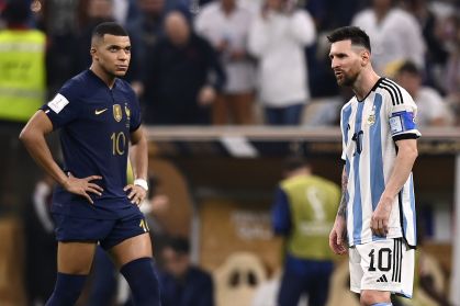 Os jogadores Mbappé e Messi durante a final da Copa do Mundo 2022