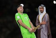 Goleiro da Argentina, Martínez explica gesto de comemoração com o troféu