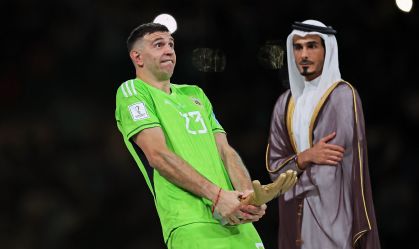 Goleiro da Argentina, Martínez explica gesto de comemoração com o troféu