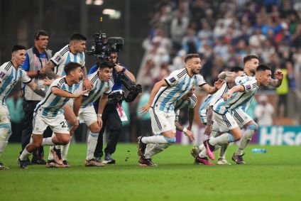 Jogadores da Argentina comemoram após o fim da partida contra a França na final da Copa do Mundo 2022