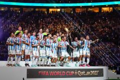 Jogadores da Argentina comemoram após a conquista do tricampeonato da Copa do Mundo
