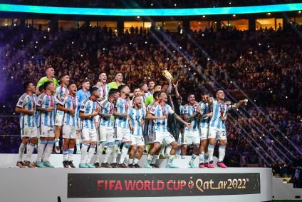 Jogadores da Argentina comemoram após a conquista do tricampeonato da Copa do Mundo