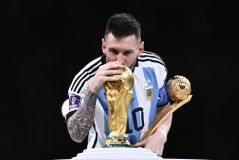 Após ser confirmado como melhor jogador da competição, Lionel Messi beija troféu da Copa do Mundo 2022