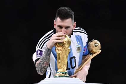 Após ser confirmado como melhor jogador da competição, Lionel Messi beija troféu da Copa do Mundo 2022