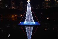 Goiânia recebe a terceira maior árvore de Natal flutuante do Brasil; veja outras