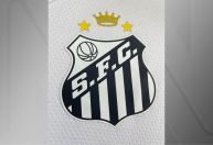 Santos apresenta novo escudo com homenagem a Pelé