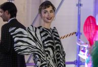 Saiba de onde são os looks usados pela protagonista de "Emily em Paris" na 3ª temporada