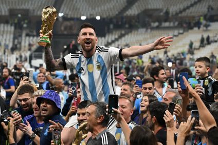Eleito melhor atleta da Copa do Mundo 2022, Lionel Messi é levantado pelos jogadores argentinos após a conquista do tri
