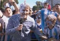 Empolgados com título, torcedores da Argentina dão banho de espuma em repórter da CNN