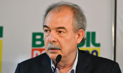 BNDES deve apoiar Embraer em venda de aviões para American Airlines, diz Mercadante