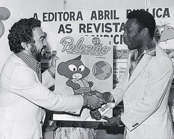 O cartunista Maurício de Souza e Pelé exibem a primeira edição em espanhol do gibi Pelezinho
