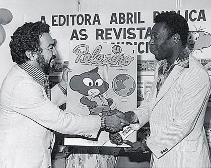 O cartunista Maurício de Souza e Pelé exibem a primeira edição em espanhol do gibi Pelezinho