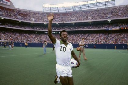 Pelé em sua última partida como jogador de futebol profissional, pelo New York Cosmos, em 1º de outubro de 1977, em partida justamente contra o Santos.