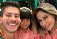 Maíra Cardi elogia festão de Arthur Aguiar para filha após polêmica