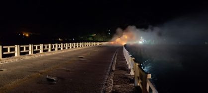 Grupo bloqueia rodovia federal com pneus queimados e 'miguelitos' em SC